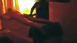 Ein Mann, der vor ko ...